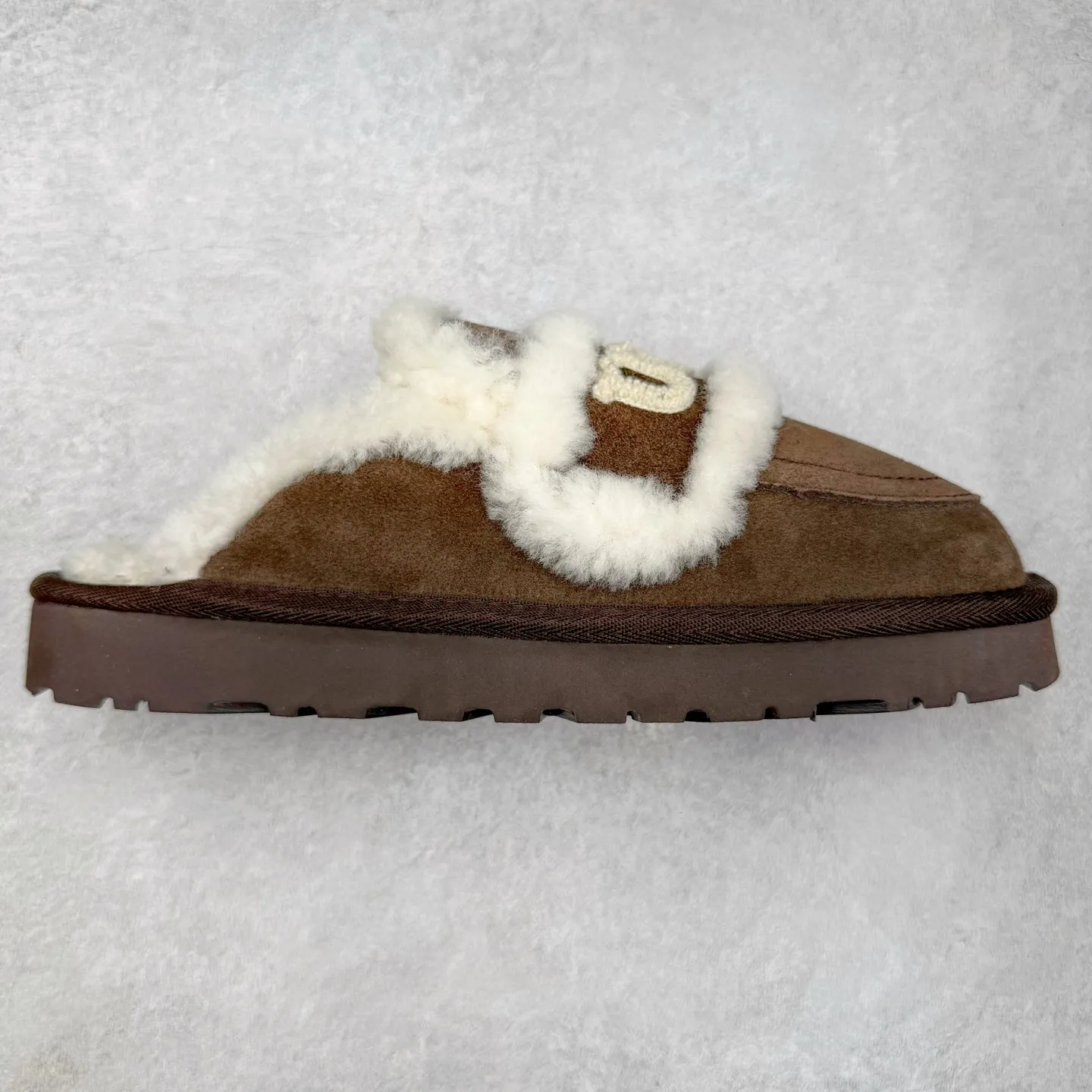 Pick up locally 💰 440 UGG slippers 1206 letter embroidered classic short-tube autumn and winter sheep fur all-in-one snow boots All shoes are made from the same factory as ZP Longfeng A-grade Australian imported sheep fur all-in-one Brand OEM production line Fully follow the ZP process flow OEM original pattern maker Adhere to no original shoes and no development selection Pay attention to every detail The most authentic version on the market TREADLITE "Light Wing" technology outsole Lightweight/durable/flexible/pile size: 35 36 37 38 39 40 Coding: by2936070